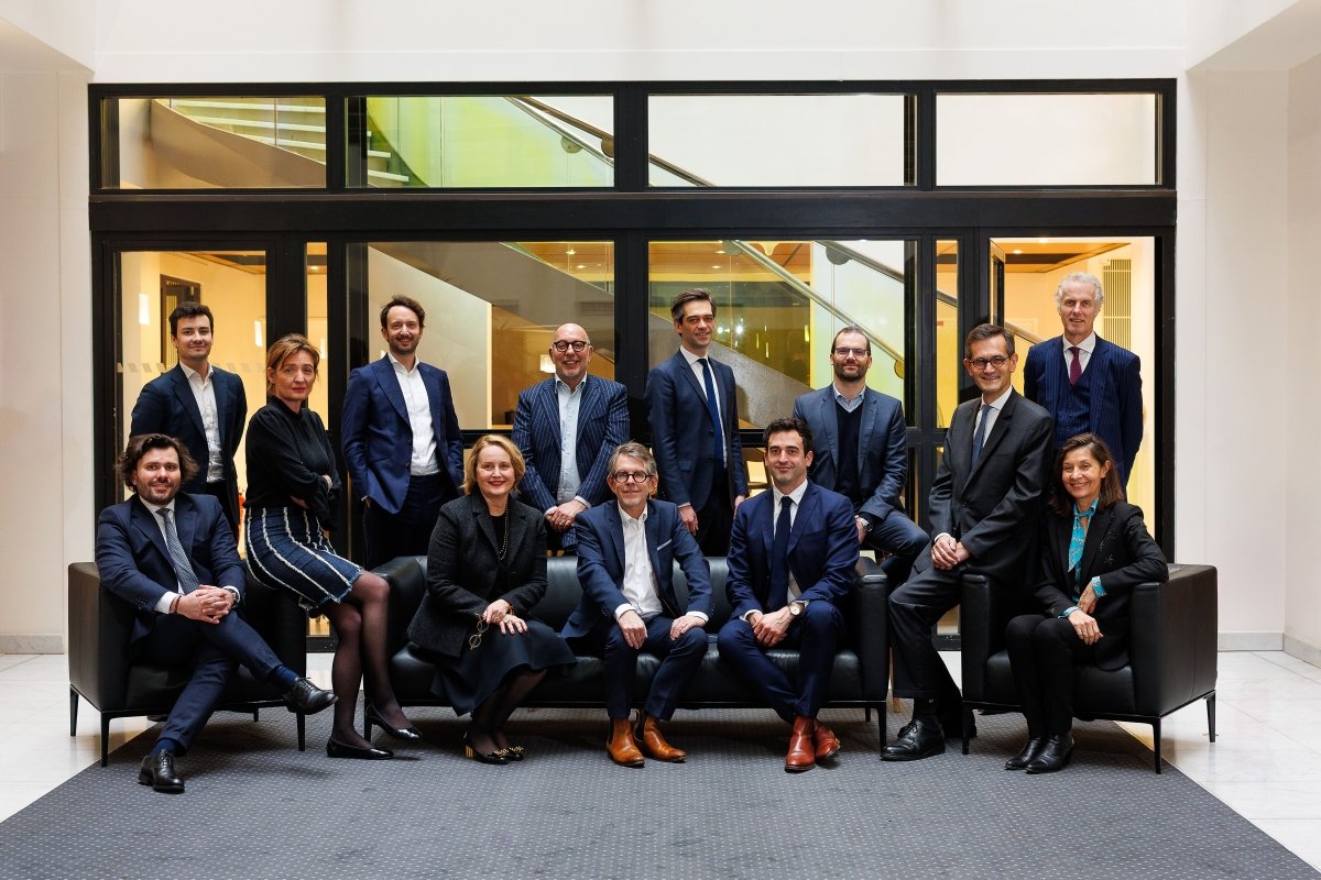 © En première ligne de gauche à droite : Thomas Woestelandt, Directeur associé Ledouble – Stéphanie Guillaumin, Associée Ledouble – Agnès Piniot, Associée-Présidente Ledouble – Samuel Ronflé, Président Baker Tilly – Romain Delafont, Associé-Directeur Général Ledouble – Olivier Cretté, Associé Ledouble –Valérie Giet, Directeur Général Oratio AvocatsEn seconde ligne de gauche à droite : Olivier Carmès, Avocat – Axel Richebraque, Directeur M&A Blue Partners Finance – Olivier Journet, Associé Baker Tilly, Directeur M&A Groupe – Jonathan Nilly, Associé Ledouble – Sébastien Sancho, Associé Ledouble – Gilles Gaillard, Avocat