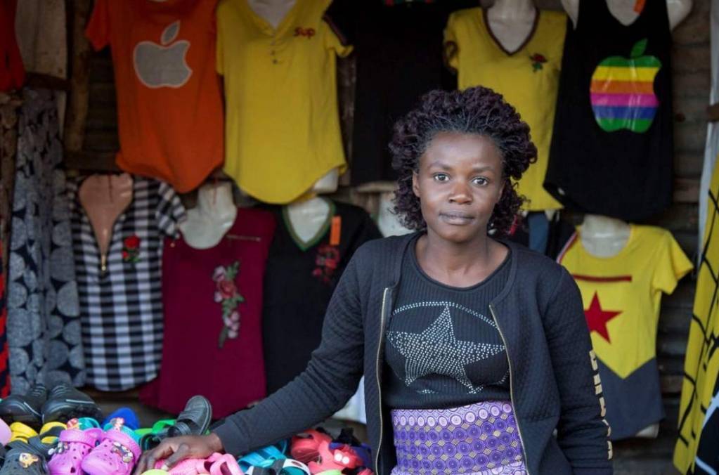 Denia Tembo, propriétaire d’une boutique de vêtements et chaussures dans la banlieue de Lusaka, à Chipata Compound, en Zambie. Elle a bénéficié des nano-prêts de la fintech sud-africaine Jumo, soutenue par Proparco. - © Chiara Frisone / AFD