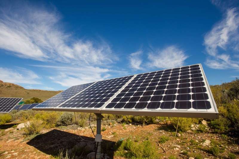 Panneaux solaires photovoltaïques d'une installation électrique off grid, sur une ferme située à Touwsrivier, dans le désert de Karoo, en Afrique du Sud. - © Adobe Stock