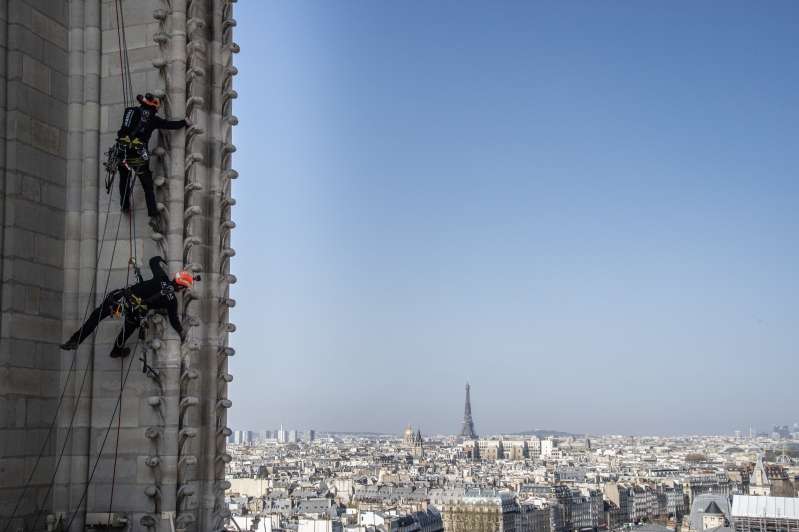 Les cordistes sur Notre-Dame de Paris © Pascal Tournaire - JARNIAS
