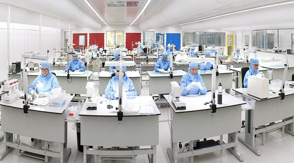 Salariés de Cousin Medical Group fabriquant des dispositifs médicaux implantables à partir de matières textiles - Cousin Biotech