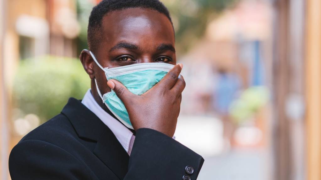 Homme d'affaires africain portant un masque de protection contre le coronavirus - © Adobe Stock/arrowsmith2