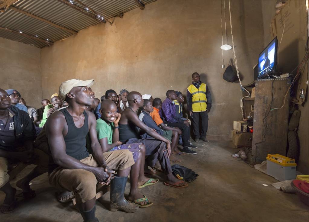 Installation solaire domestique de Mobisol : un cinéma de village au Rwanda - © Groupe APO