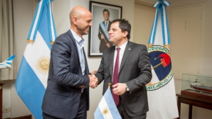 Guillermo Dietrich, ministre des transports de l'Argentine et Ernesto Garberoglio, directeur général d’Alstom Argentine