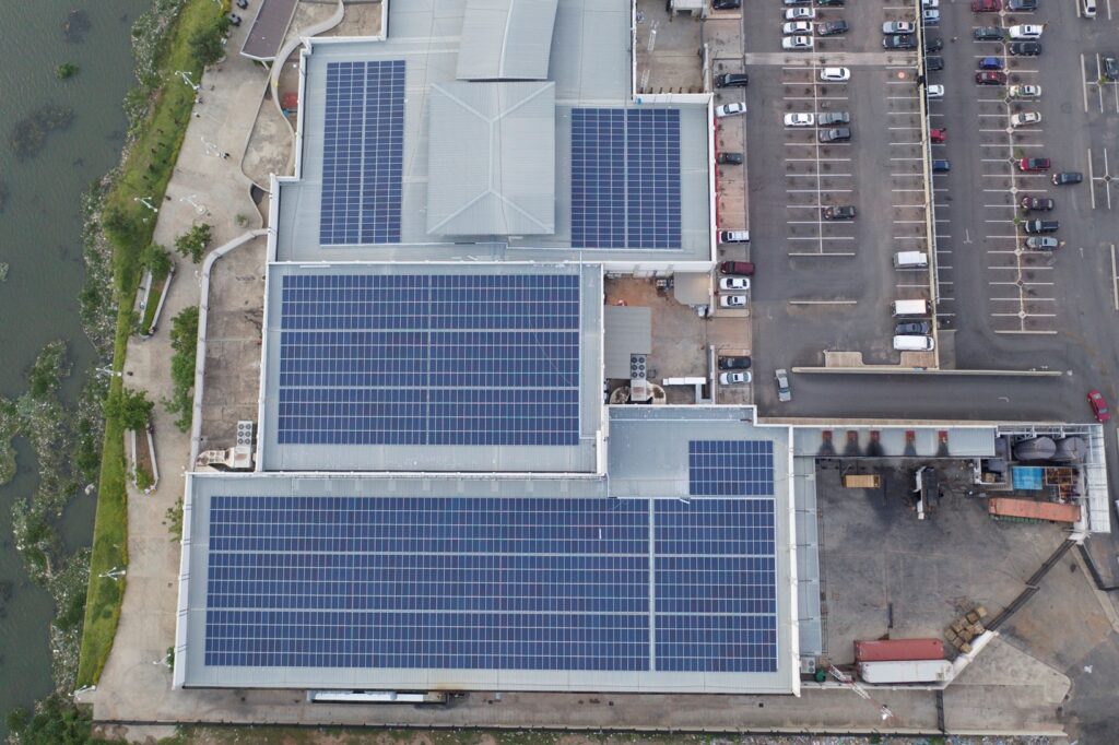 Infrastructure Jabi Lake Mall au Nigeria, développée par CrossBoundary Energy, une branche du fonds CrossBoundary, qui a vocation à fournir de l’énergie solaire aux clients commerciaux et industriels (C&I) en Afrique. - © CrossBoundary