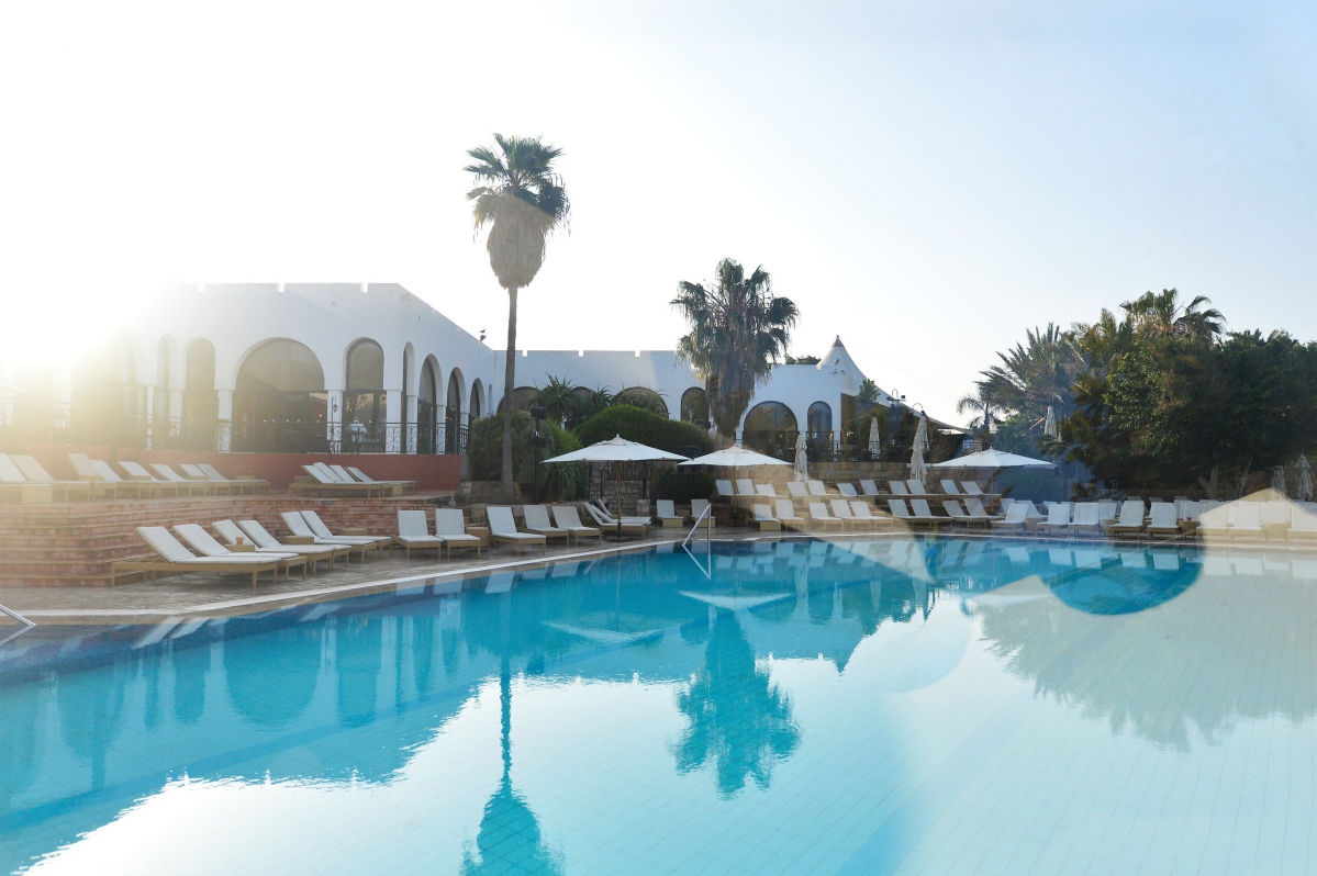 Après une première implantation au Maroc en 1963 (Al Hoceima), le Club Med a renforcé son ancrage en ouvrant son premier resort en « dur » à Agadir trois ans plus tard, à l'appel du roi Hassan II. - © Club Med