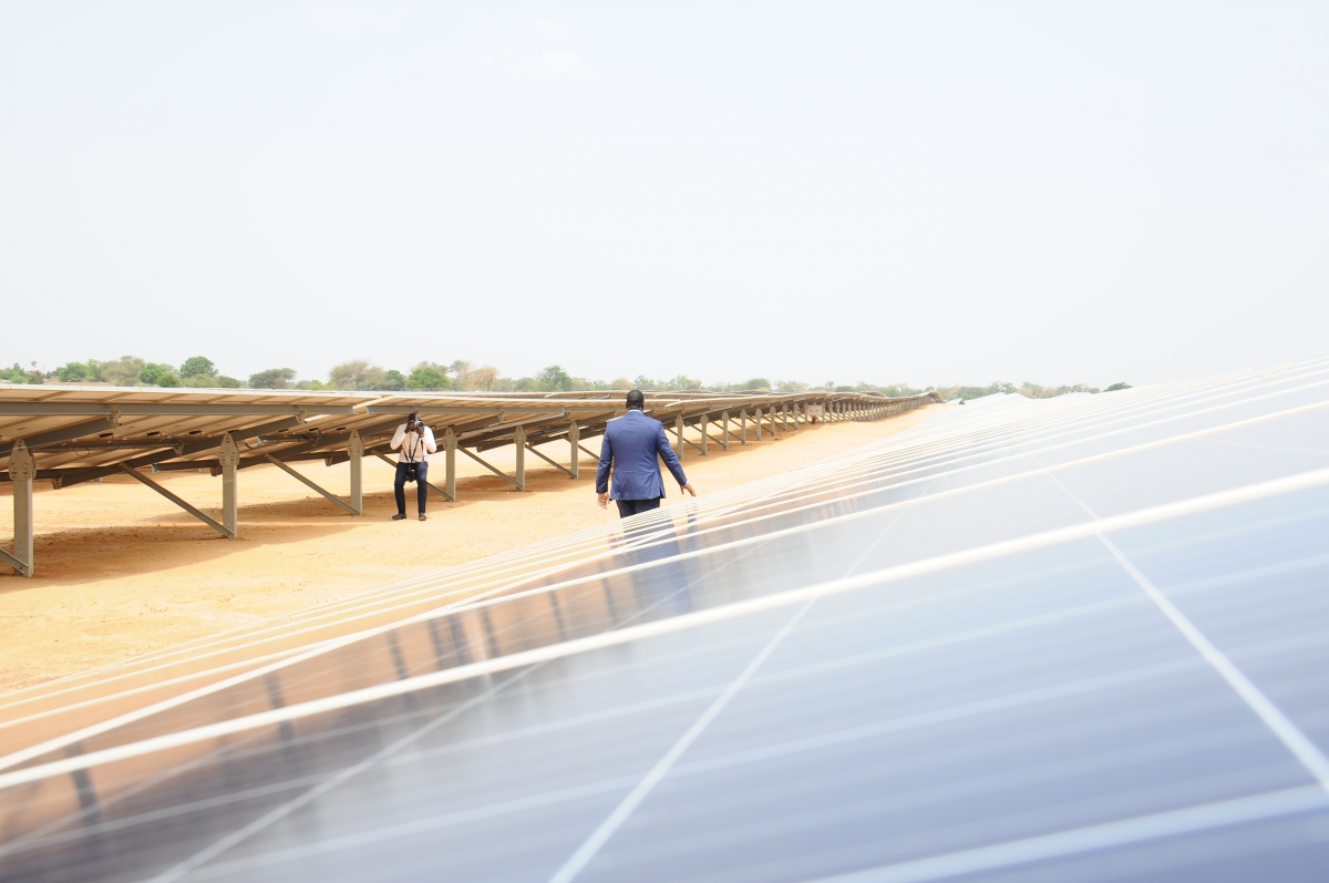 Centrale photovoltaïque Senergy, située à Santhiou Mékhé, dans la commune de Méouane (Thiès) au Sénégal, et qui constitue la première transaction liée à l’énergie solaire du FONSIS (2016). - © FONSIS 