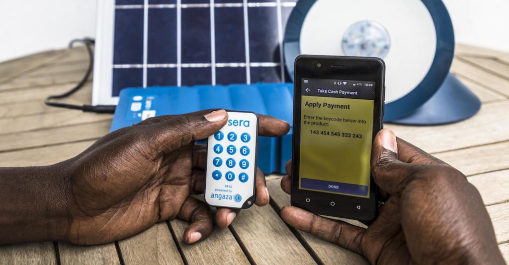 Grâce à la technologie d'Angaza, les fabricants et distributeurs de solutions solaires peuvent rendre leurs produits abordables à des populations vivant avec moins de 2 dollars par jour. -  © Angaza
