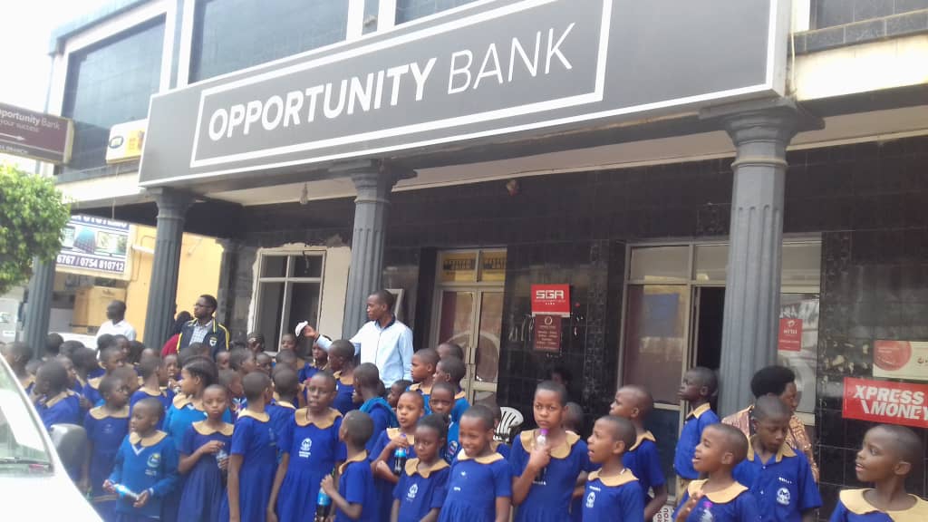 Opportunity Bank Uganda a récemment lancé une initiative en faveur de l'émancipation féminine et de l'éducation des filles, baptisée « Empowerment of Girls' Education » (EGE). - © Opportunity Bank Uganda 
