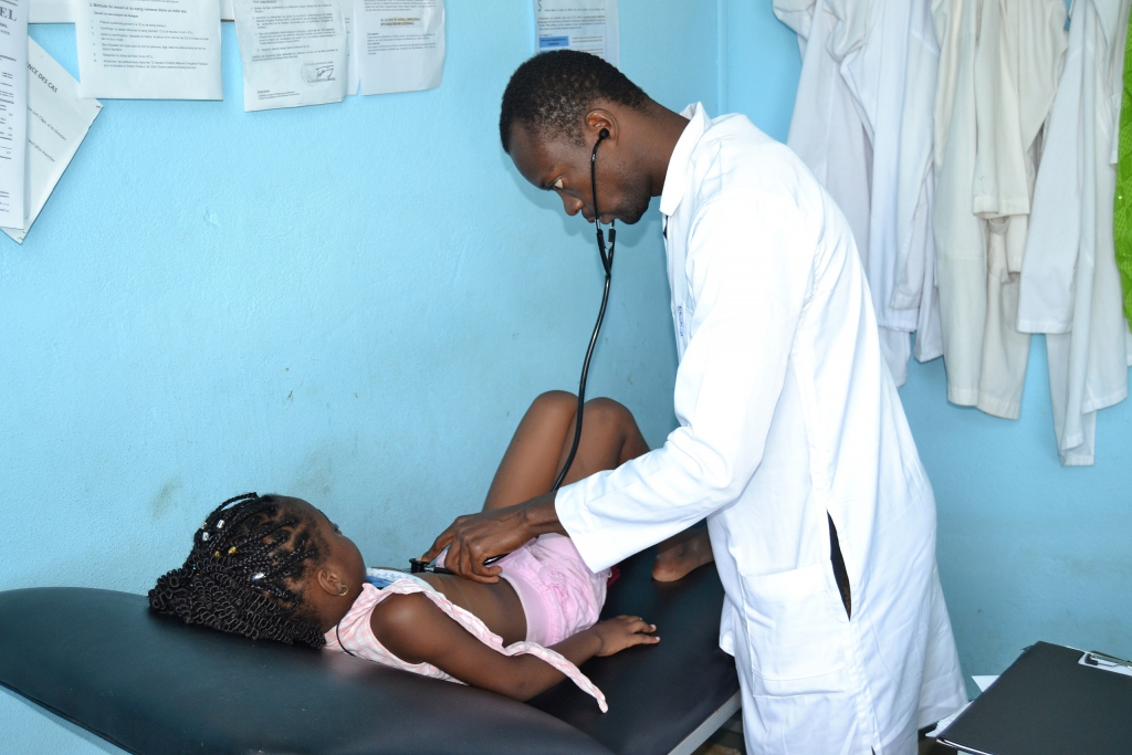 Médecin généraliste auscultant une fillette dans un centre de santé à Abidjan. - © Aristidek5maya