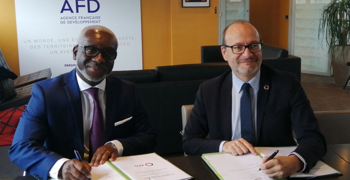 Rémy Rioux directeur général de l’Agence Française de Développement (AFD), et Félix Bikpo, directeur général d'African Guarantee Fund, ont signé le 28 novembre 2019, à Paris, un accord de sous-participation de 27 M€ pour améliorer l’accès au crédit des PME sur l’ensemble du continent africain. - © AFD