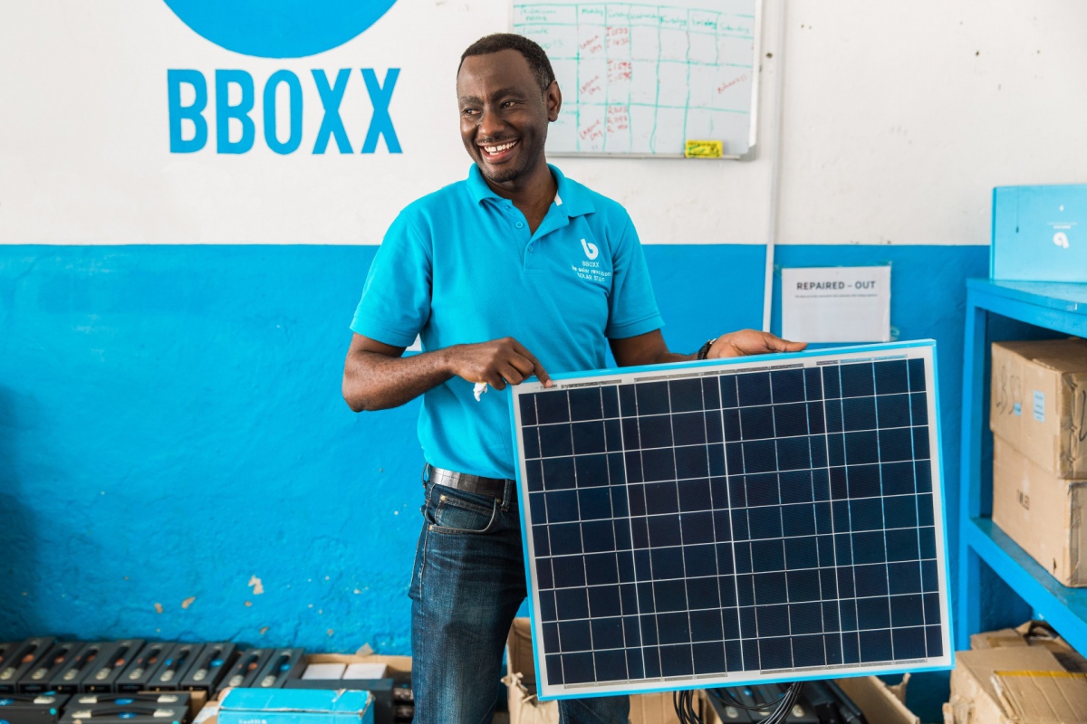 Salarié de BBOXX dans une zone rurale du Rwanda - © Power Africa