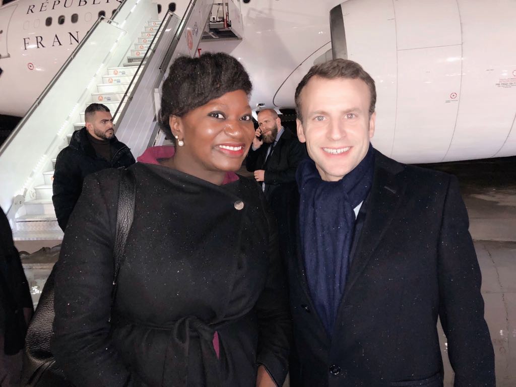 Après avoir fondé la filiale de Jumia en Côte d’Ivoire et pris les rênes de la première licorne africaine à Lagos au Nigeria, Fatoumata Bâ a fondé Janngo l'an dernier, qu'elle définit comme « une start-up qui en lance d’autres ». Ci-dessus, la dirigeante du start-up studio avec Emmanuel Macron lors de la première visite du président français au Sénégal en février 2018. - © Janngo