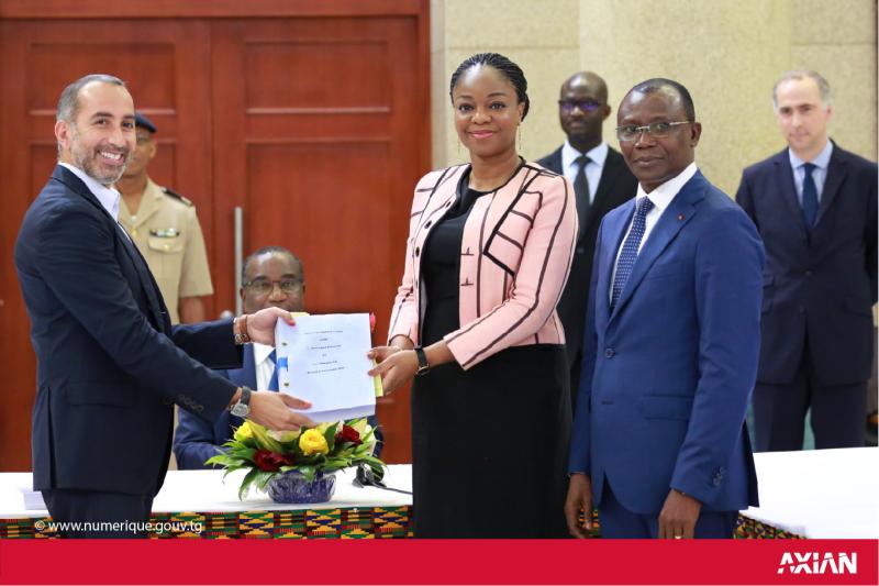Signature de l'acquisition de 51 % de l'opérateur Togocom par le consortium Agou Holding, représenté par Hassanein Hiridjee, P-dg du conglomérat malgache Axian (à gauche). - © Axian/État togolais