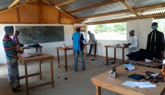 La Mission multidimensionnelle Intégrée des Nations Unies pour la Stabilisation en Centrafrique (MINUSCA), une opération de maintien de la paix de l'ONU, soutient la fabrication de masques de protection à Kaga Bandoro, en République centrafricaine. - © MINUSCA