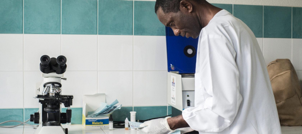 Un médecin soutenu par l'AFD en RDC. L'Agence a lancé dès le 2 avril l'initiative « Covid-19 - Santé en commun », au bénéfice principalement de pays d'Afrique et du Moyen-Orient. - © Patricia Willocq / AFD