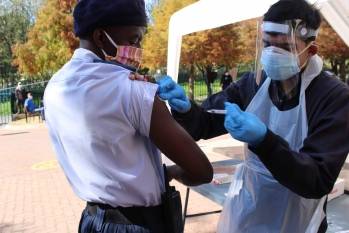 Étudiant en pharmacie vaccinant un sans-abri. - © Aspen
