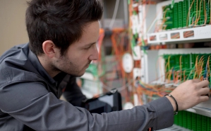 Un employé Orange mettant en place de la fibre optique - © Orange Concessions