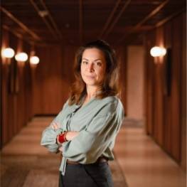 Jennifer Hinge, August Debouzy