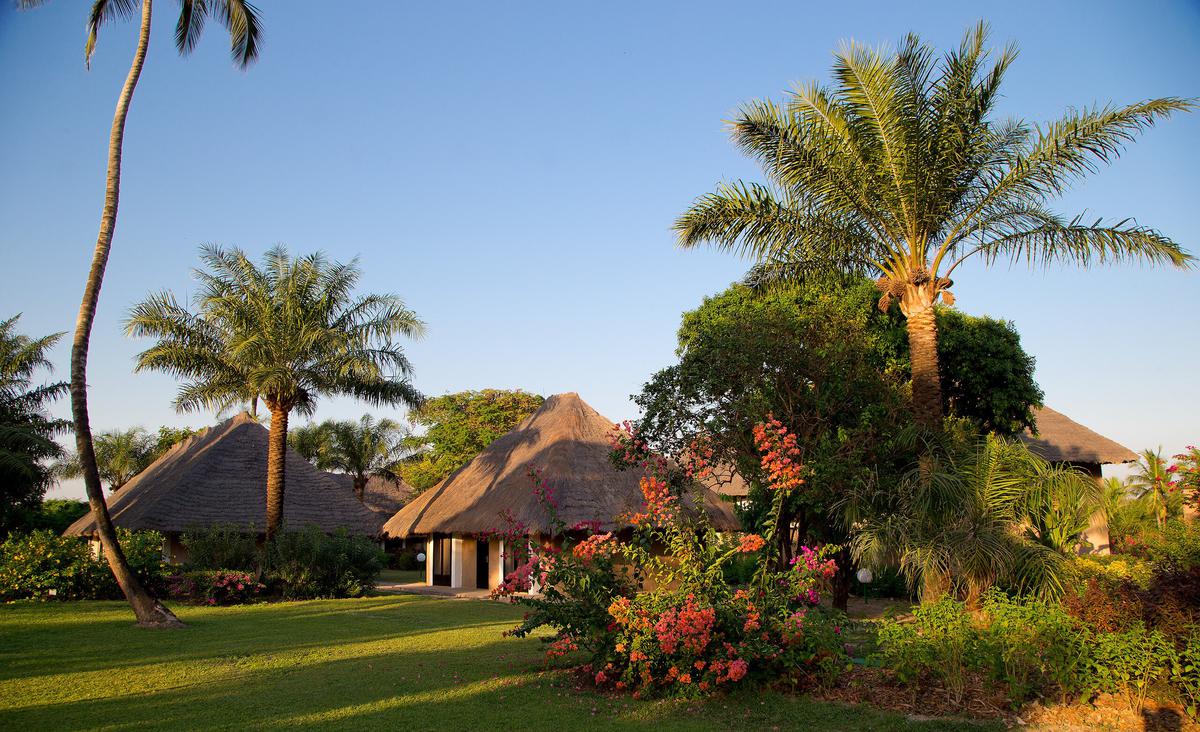 Le resort Club Med Skirring, au sud du Sénégal, offre aux vacanciers un séjour tout compris dans des bungalows aux toits de chaume. Le resort Club Med Skirring, au sud du Sénégal, offre aux vacanciers un séjour tout compris dans des bungalows aux toits de chaume.