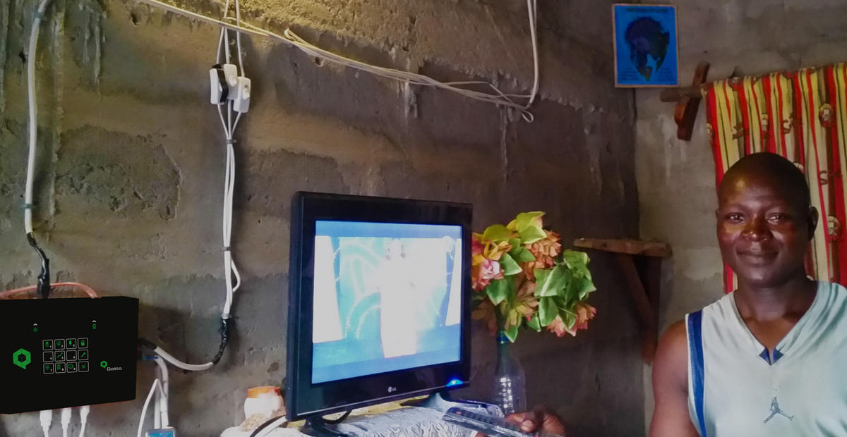Qotto conçoit et commercialise des kits solaires autonomes pour répondre aux besoins des familles africaines en zone rurale, à l'instar de cet homme, M. Aouandjinou, qui peut regarder le foot avec ses amis grâce à son kit Qotto TV. Qotto conçoit et commercialise des kits solaires autonomes pour répondre aux besoins des familles africaines en zone rurale, à l'instar de cet homme, M. Aouandjinou, qui peut regarder le foot avec ses amis grâce à son kit Qotto TV.