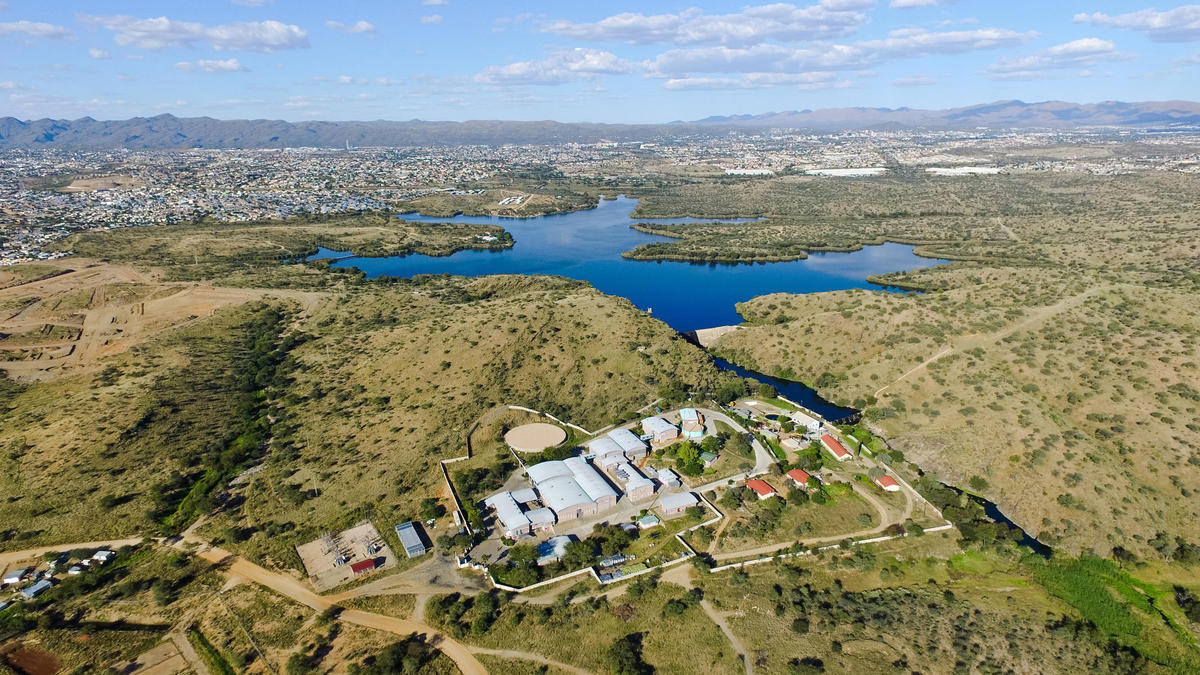 Cette station de traitement des eaux usées industrielles d’Ujams, au nord de la capitale Windhoek, représente une infrastructure clé pour la Namibie, l’un des pays les plus arides du monde avec des précipitations moyennes de 250 mm par an. Cette station de traitement des eaux usées industrielles d’Ujams, au nord de la capitale Windhoek, représente une infrastructure clé pour la Namibie, l’un des pays les plus arides du monde avec des précipitations moyennes de 250 mm par an.